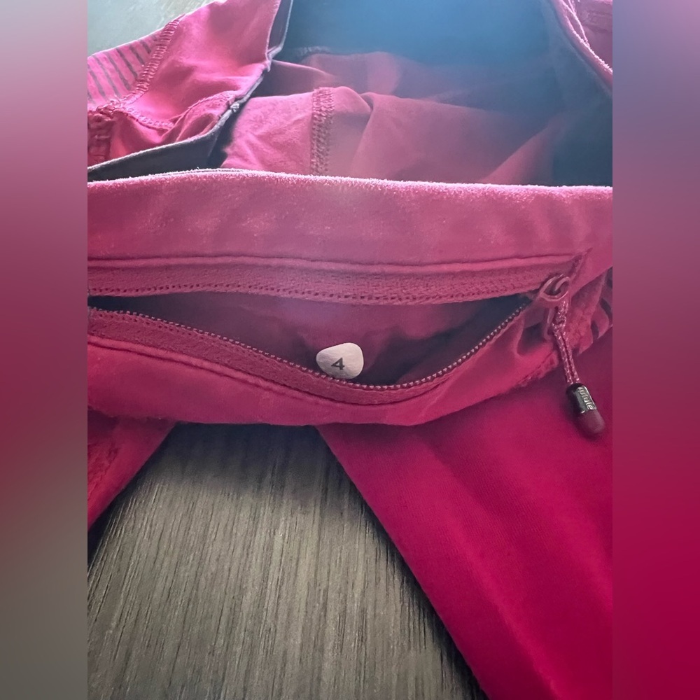 Lululemon size 4  capris. A345 - Picture 4 of 4